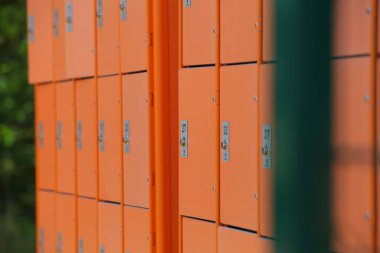 Açık hava sporları sarı dolap kutuları. Belarus, Minsk, 2020.