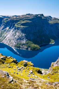 Ringedalsvatnet - Mavi Göl, Norveç'Hordaland Odda belediyesinde. Güneşli havalarda popüler turistik cazibe yakınındaki Trolltunga. Güzel dünya