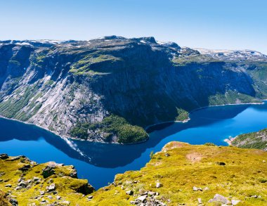 Ringedalsvatnet - Mavi Göl, Norveç'Hordaland Odda belediyesinde. Güneşli havalarda popüler turistik cazibe yakınındaki Trolltunga. Güzel dünya