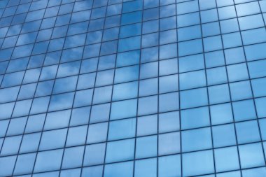 Cam cephe ile büyük bir yapının parçası. Arka mimari plan. Gökyüzünde windows yansıması