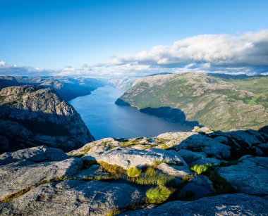 Lysefjord fiyort Preikestolen yolu üzerinden görüntüleyin. Turizm ve Norveç'te doğal konumlar. Yaz Norveç manzara