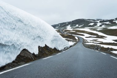Norveç turist yolu Aurlandsfjellet Aurlandsvangen Laerdalsoyri için çalışır. Karlı yol Bjorgavegen
