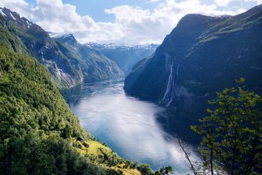 Geirangerfjord fiyort. Eski dağ çiftlik ve yedi kız kardeş şelale, Norveç görünümünü. Geiranger şehir yakındaki popüler turistik