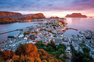 Alesund Norveç'te bağlantı noktası ve turistik bir şehirdir. Ünlü turistik. Mount Aksla üzerinde bakış. Güzel gün batımı
