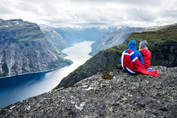 Paar Sitzt Auf Einem Felsen Und Blickt Auf Berge Der — Stockfoto