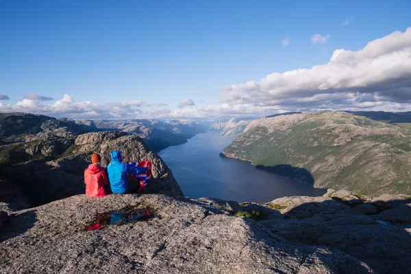 Weg Kanzelfelsen Norwegen Paar Betrachtet Das Panorama Des Lysefjords Sonniges — Stockfoto
