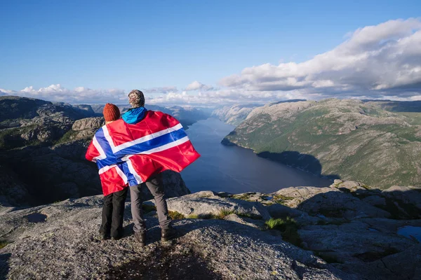 Pathway Pulpit Rock Pareja Con Bandera Noruega Mira Panorama Del — Foto de Stock