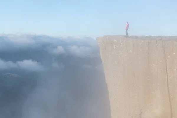 Фестолен Удивительный Камень Норвегии Девушка Стоящая Скале Над Облаками Pulpit — стоковое фото