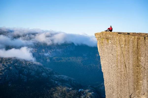 Preikestolen Norveç Rock Şaşırtıcı Bir Uçurum Bulutların Üstünde Adam Müezzin — Stok fotoğraf