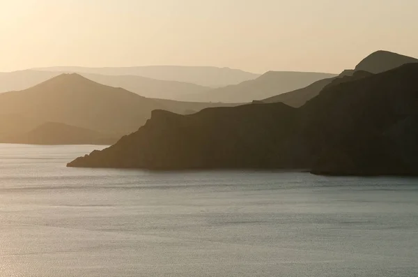 Pemandangan Laut Dengan Pemandangan Panorama Pegunungan Matahari Terbenam Dalam Warna — Stok Foto