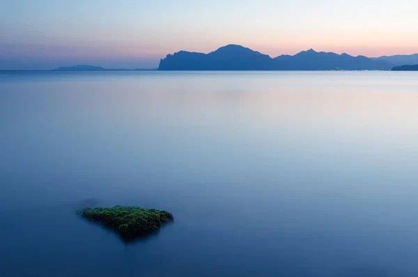 Θαλασσογραφία Κατά Σούρουπο Πρωί Οροσειρά Πάνω Από Τον Ορίζοντα Θολή — Φωτογραφία Αρχείου