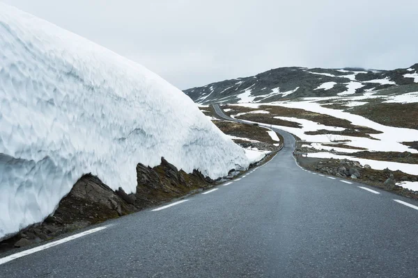 Die Norwegische Touristenroute Aurlandsfjellet Verläuft Von Aurlandsvangen Nach Laerdalsoyri Verschneite — Stockfoto