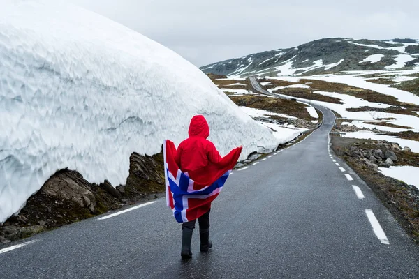 Bjorgavegen Verschneite Straße Norwegen Mädchen Mit Norwegischer Flagge Auf Einer — Stockfoto