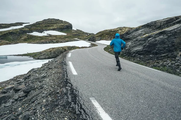 Norska Scenic Route Aurlandsfjellet Kille Blå Jacka Går Vägen Berg — Stockfoto