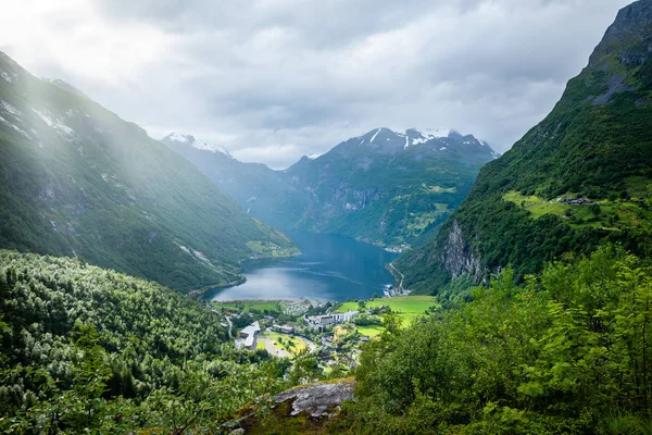 Vista Del Villaggio Turistico Geiranger Fiordo Geirangerfjord Attrazione Turistica Popolare — Foto Stock