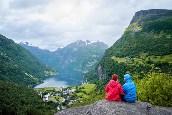 Pareja Sentada Una Roca Mirando Fiordo Las Montañas Pueblo Turístico — Foto de Stock