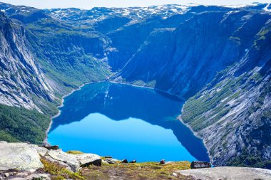 Ringedalsvatnet - Mavi Göl, Norveç'Hordaland Odda belediyesinde. Güneşli havalarda popüler turistik cazibe yakınındaki Trolltunga. Güzel dünya