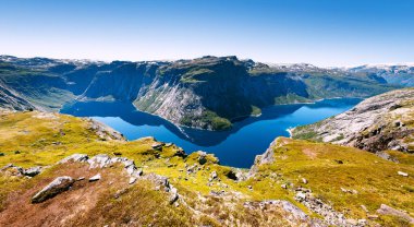 Ringedalsvatnet - Mavi Göl, Norveç'Hordaland Odda belediyesinde. Güneşli havalarda popüler turistik cazibe yakınındaki Trolltunga. Güzel dünya