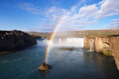 Godafoss Şelalesi ve gökkuşağı. İzlanda, Europe'yaz manzara. Güneşli sabah