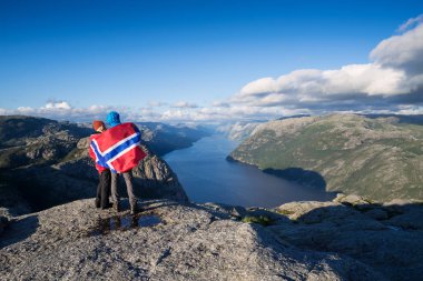 Yolu Preikestolen, Norveç. Sevgi dolu birkaç Norveç bayrağı. Lysefjord Panoraması