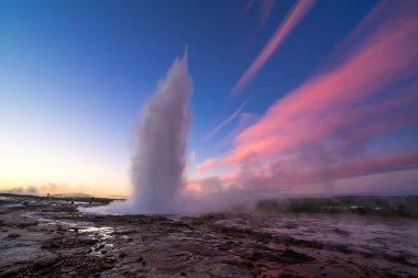 Şofben Strokkur Erüpsiyonu. İzlanda'daki jeotermal alan. Şaşırtıcı doğa