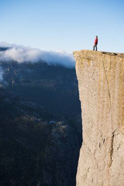 Preikestolen - Norway.Pulpit kaya, Ryfylke, en ünlü turistik şaşırtıcı cliff üzerinde Lysefjord kuleleri
