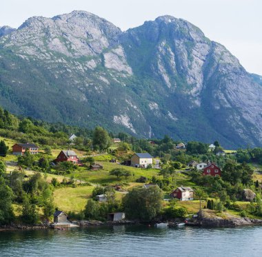 Görünümü Hardangerfjord fiyort, Norveç ve Jondal komün. Yaz yatay, İskandinav bir köy. Güneşli havalarda