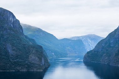 Aurlandsfjord Panoraması. Güzel görünümü fiyort ve dağlar