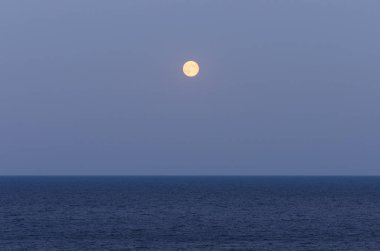 Dolunay ufuk yukarıda ile deniz manzara