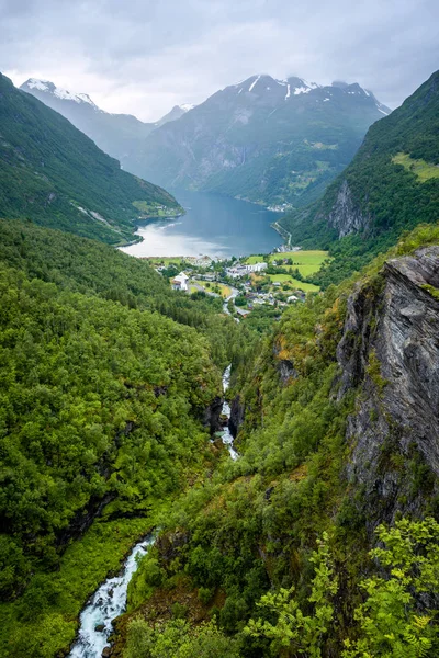 Turistik Köy Geiranger Geirangerfjord Fiyort Görünümünü Popüler Turistik Norveç — Stok fotoğraf