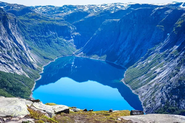 Ringedalsvatnet - Mavi Göl, Norveç'Hordaland Odda belediyesinde. Güneşli havalarda popüler turistik cazibe yakınındaki Trolltunga. Güzel dünya