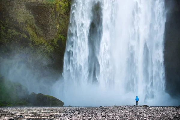 Туристична Дивиться Величезний Водоспаду Skogafoss Туристичною Визначною Пам Яткою Ісландії — стокове фото