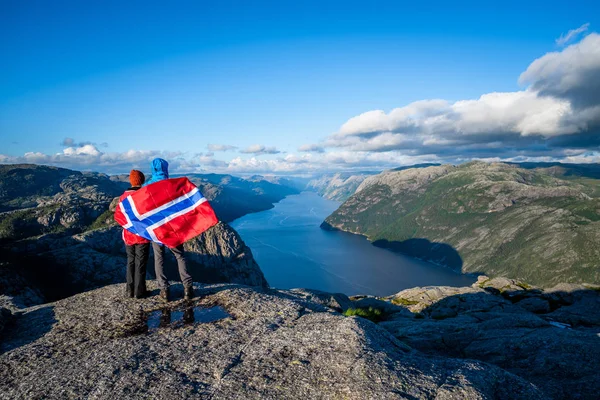 Visa Lysefjorden Fjord Från Preikestolen Smittvägen Par Turister Med Flaggan — Stockfoto
