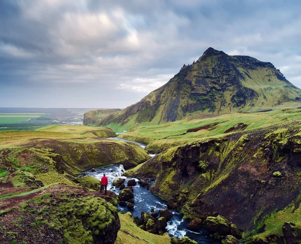 Mieście Skoga Rzeki Europie Wodospad Islandia Skogafoss Podróżnik Czerwonej Kurtce — Zdjęcie stockowe