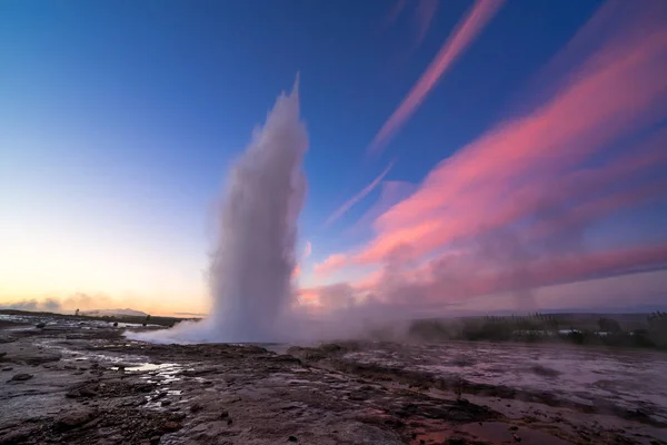 Erupcja Wulkanu Gejzer Strokkur Geotermalna Obszar Islandii Niesamowity Charakter — Zdjęcie stockowe