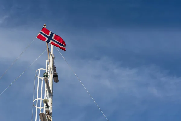 Norvég Zászlót Zászlórúd Szemben Kék Eget Napsütés Norvégia — Stock Fotó