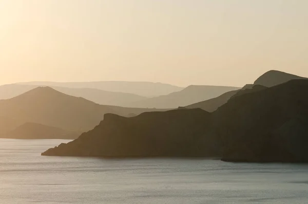 Meereslandschaft Mit Einem Panoramablick Auf Die Berge Sonnenuntergang Gelben Farben — Stockfoto