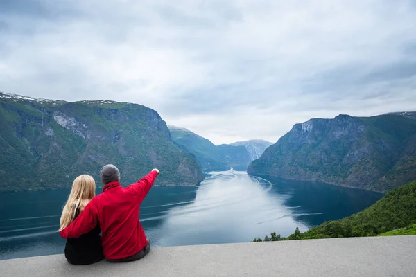 Sognefjord Panoraması. Turist çift Fiyort ve dağların güzel manzaralarına sahiptir