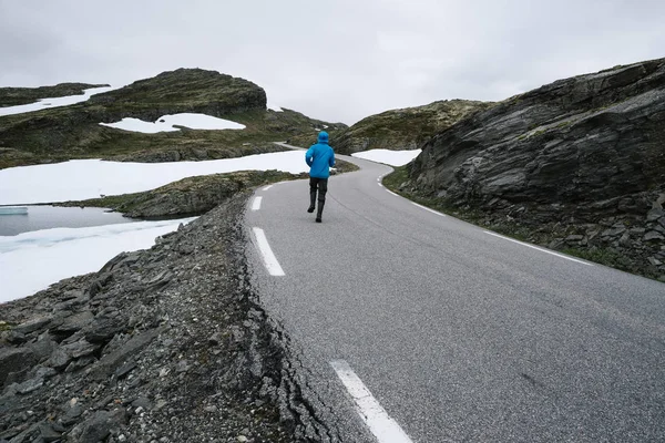 Norwegische Malerische Route Aurlandsfjellet Ein Mann Blauer Jacke Spaziert Die — Stockfoto