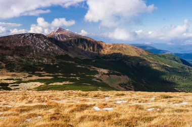 Bahar manzara. Mountain View. Cumulus bulutları ile güneşli gün
