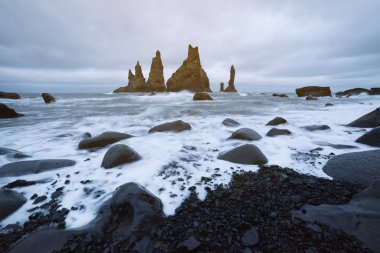 Parmak troller. Reynisdrangar kayalar Vik town yakınındaki. Yatay, Atlantik Okyanusu. İzlanda turistik