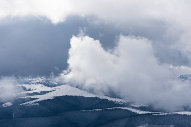 Cumulus bulutları dağlarda ile kış manzarası