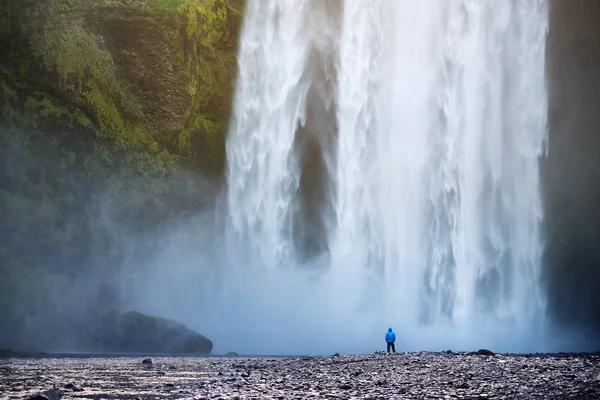 Turista Mira Una Enorme Cascada Skogafoss Atracción Turística Islandia —  Fotos de Stock