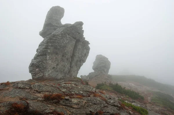 Herbstlandschaft Mit Nebel Felsen Den Bergen — Stockfoto