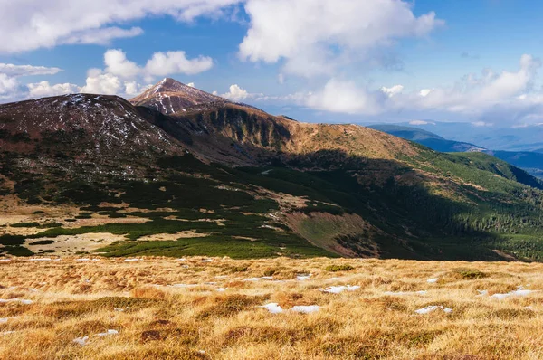 Bahar manzara. Mountain View. Cumulus bulutları ile güneşli gün