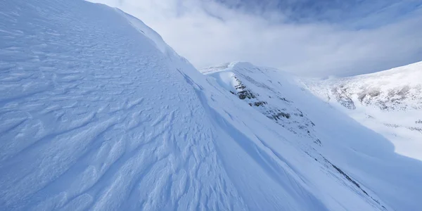 Winterlandschaft Mit Einer Schneewehe Bergrücken Nach Schneefall Panoramablick — Stockfoto