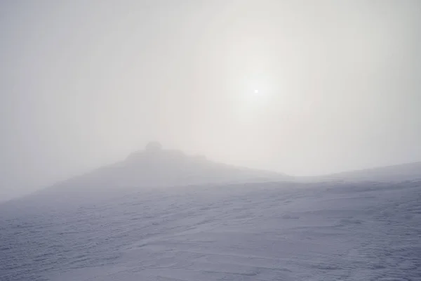 Paisagem Inverno Nevoeiro Montanha Sol — Fotografia de Stock