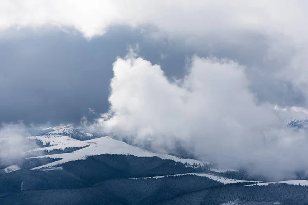 山上有积云的冬景 — 图库照片