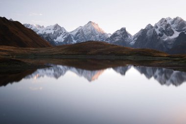 Dağ gölü Koruldi. Ana Kafkas ridge. Zemo Svaneti, Georgia. Mestia kasaba