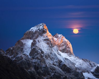 Dağ tepesinde gündoğumu. Dır, Svaneti, Georgia, Caucasus bağlayın. Güneşin ilk ışınları. Dolunay sırt üzerinde